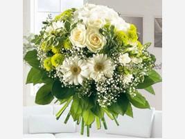 Flores. Ramo de flores variadas en tonos blancos.