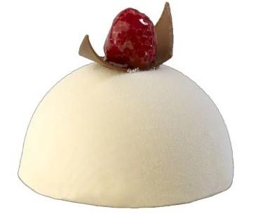 Pastelería Individual. Rubi, mousse de chocolate blanco con corazón de frutos rojos.