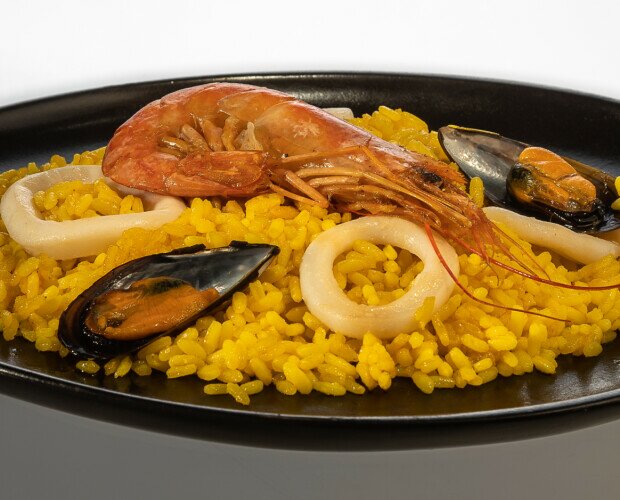 Paella de marisco. Este plato combina la esencia de la paella con los mejores productos frescos del mar.