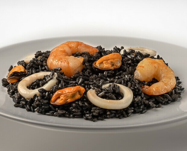 Arroz Negro Precocinado.La tinta del calamar da color a este plato que llega directo del mar a tu mesa