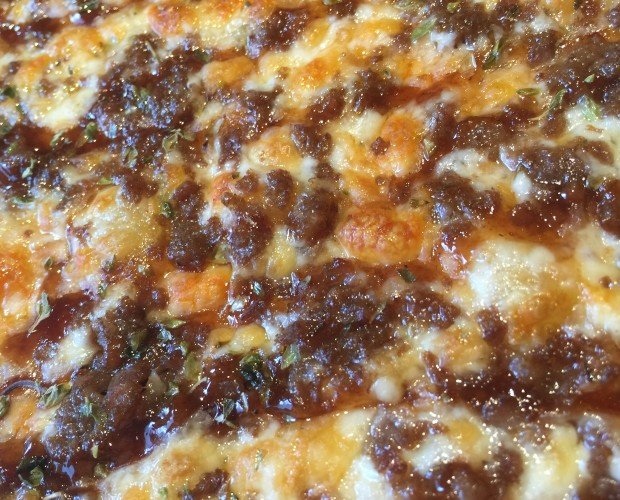 Pizza barbacoa. Exquisita pizza crujiente con ternera y salsa barbacoa, para comer sin parar