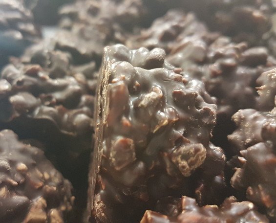 Rocas de chocolate. Rocas de chocolate puro con trozitos de almendra marcona tostada y arroz hinchado
