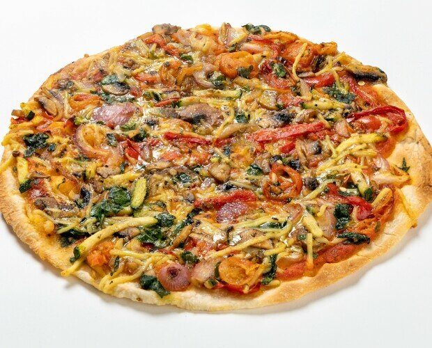 Pizza Fina Vegana. Pizza de masa fina, elaborada con vegetales frescos y queso vegano.
