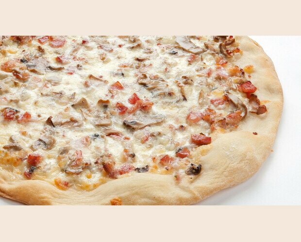 Pizza fina carbonara. Queso Mozzarella 100%, bacon, champiñones y nata