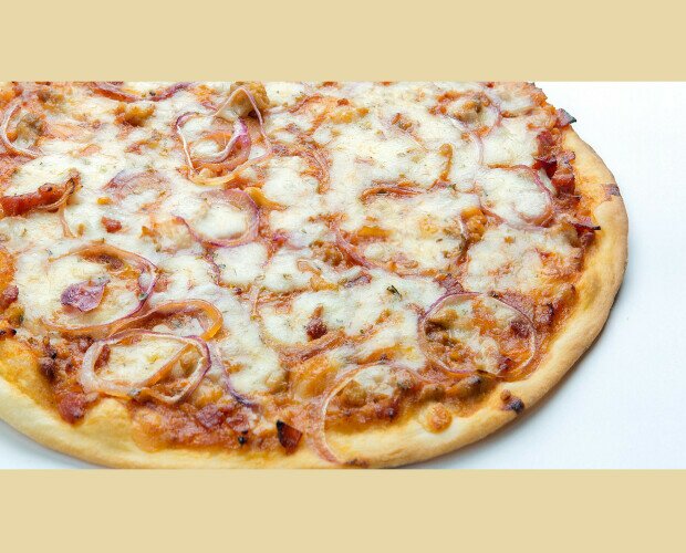 Pizza fina tex mex. Queso mozzarella 100%, salsa barbacoa, carne de cerdo, bacon y aros de cebolla morada