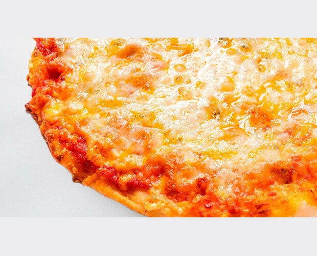 Pizza 4 quesos. Mezcla de quesos suizos y franceses: cheddar, gouda, emmental y azul