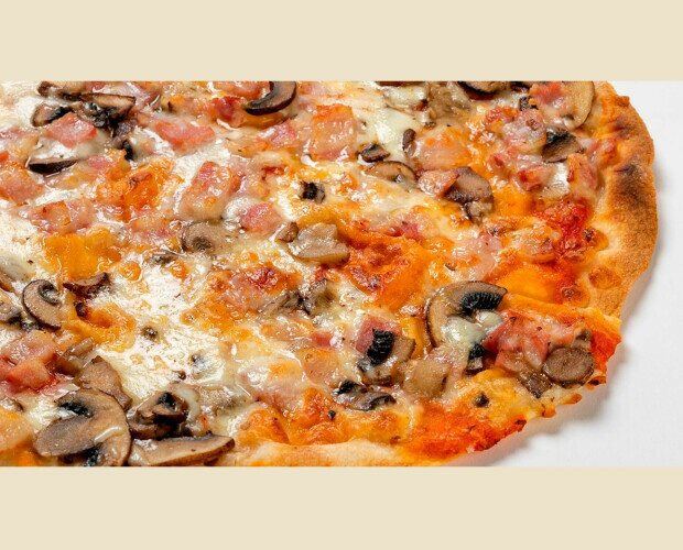 Pizza fina bacon. Pizza con base de salsa de tomate y queso mozzarella 100%, topping de champiñones