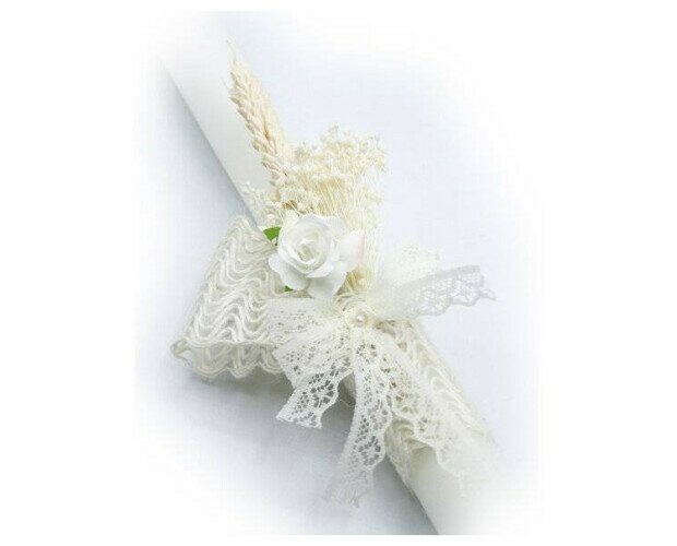 Vela de bautizo blanco. Decorada con una rosa blanca, espiga blanca y una tela de encaje blanca.