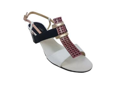 Sandalia de verano charol adorno. Sandalia diseñada con cuatro colores que combinan perfectamente dentro de la moda actual