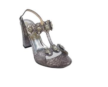Sandalias de vestir. Fabricada en piel Anaconda gris con detalles de adornos rodeados con cadena y brillantes Swarovski