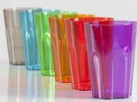 Vasos de plástico. Vasos y vajilla descartables