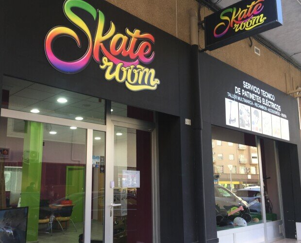 Skateroom. Escaparate tienda Skateroom con sede en Ibi (Alicante)