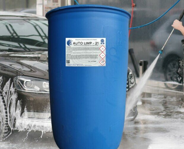 AUTO LIMP-21. Detergente líquido concentrado de gran poder desengrasante para el lavado de coches