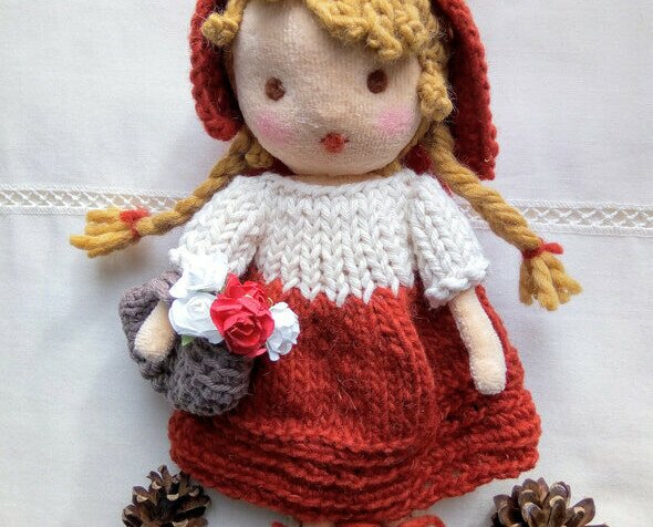 Muñeca de lana Caperucita Roja. Muñeca de lana con vestido tejido a mano