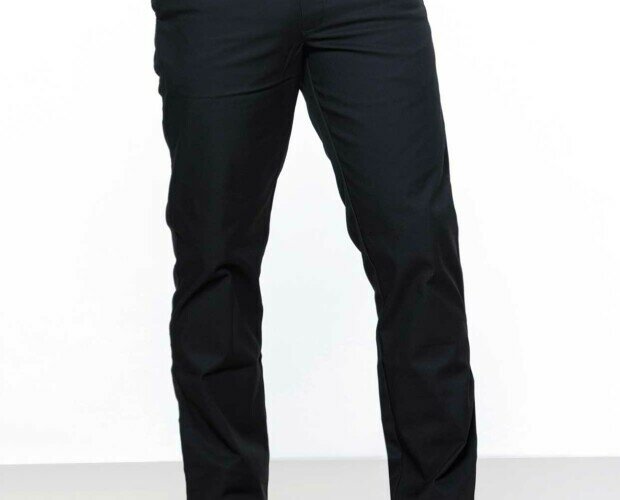 Pantalón chino de hombre. Cierre de cintura con botón con logo de JHK