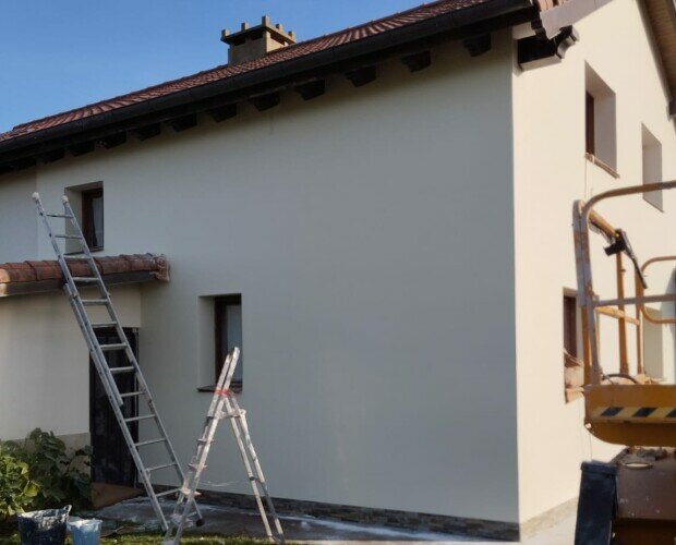 Restauración de fachada. Restauración y pintura de fachada en pintura sate con aislamiento térmico.