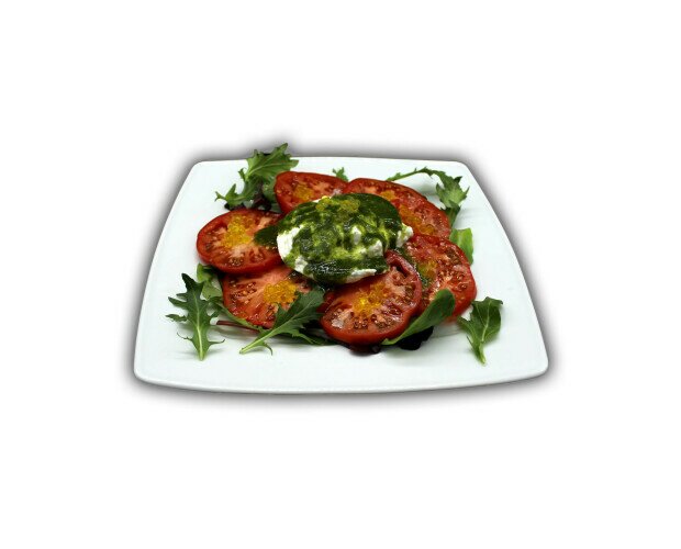 Ensalada Caprese. Ingredientes: tomate, burrata, mézclum de lechugas y salsa pesto albahaca.