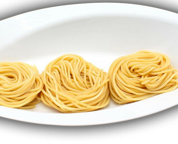 Spaguetti al huevo. Elaborada con semola de grano duro. Puede servirse en fresco y seco