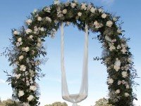 Organización de Eventos. Arco de rosas blancas para photocall o para decorar una entrada de boda y evento