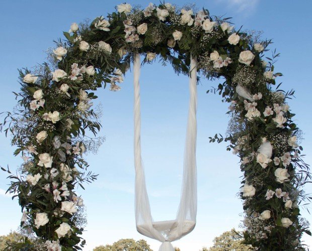 eventolove-boda-weddingplanner-decoracio. Arco de rosas blancas para photocall o para decorar una entrada de boda y evento