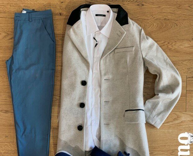 Conjunto abrigo+ camisa+ pantalon. Conjunto elegante: pantalones tipo chino azul, camisa blanca, abrigo de paño gris