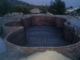 Construcción de Piscinas. Armadura de acero en losa y muros de piscina obalada