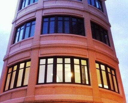 Fachada ventana europea. Fachada de ventana europea, fabricada en madera de iroko.
