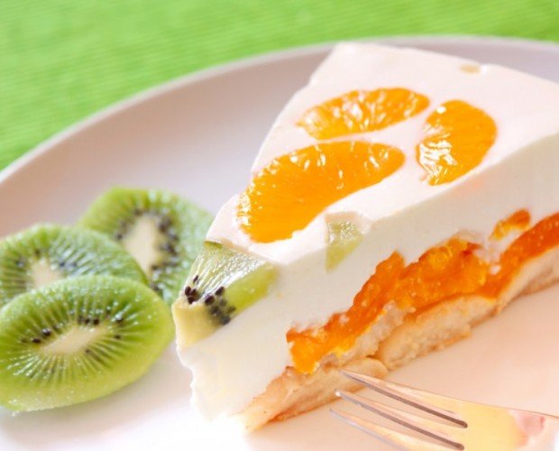 Pastel de Clementina y Kiwi. Un delicioso pastel sobre una cama de galletas