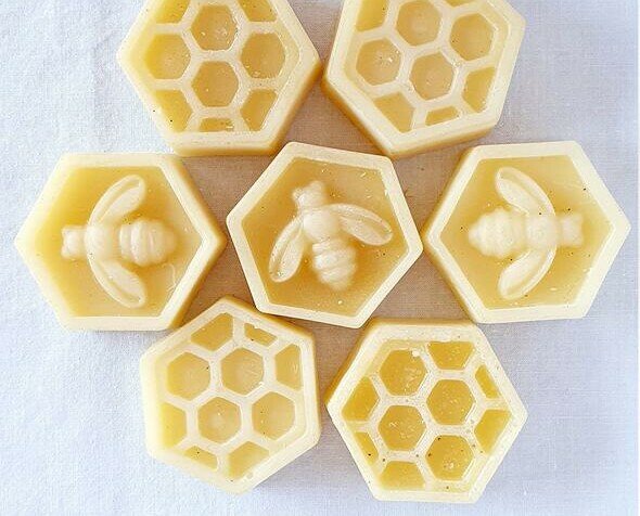 Cera de abejas. Es útil para la depilación, para hacer velas, para hacer artesanías, etc