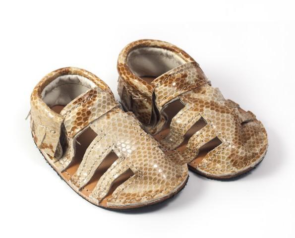 Sandalias de bebé. Color marrón claro