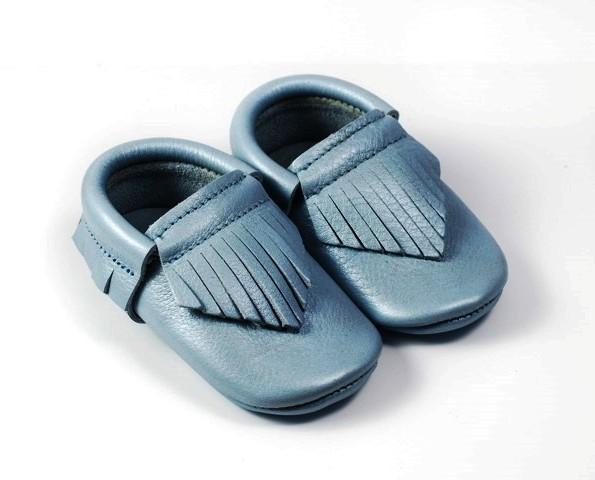 Zapatos para niños. Zapatitos en azul celeste