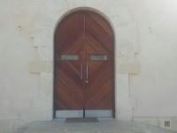 Carpintería de Madera. Puerta de entrada de madera maciza