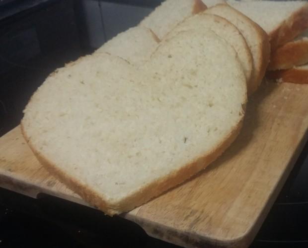 Pan molde. Pan de molde en forma de corazón
