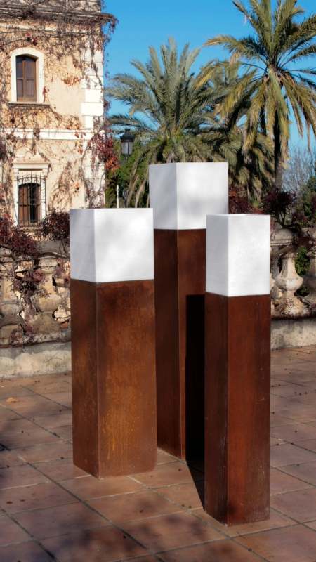 Pedestal de Metal - Diseño en Forma Cuadrada